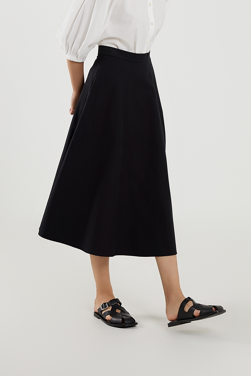 Classic Round Midi Skirt in Black