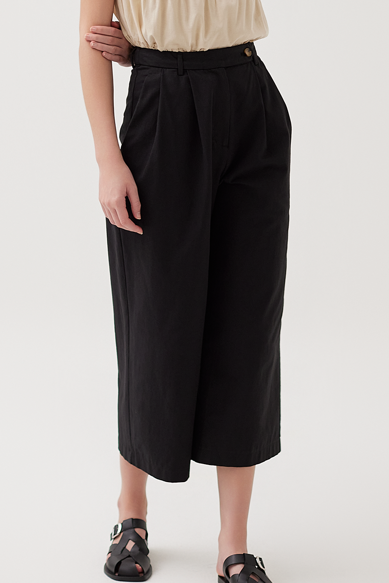 Overlapped Waistband Cropped Pants in Black