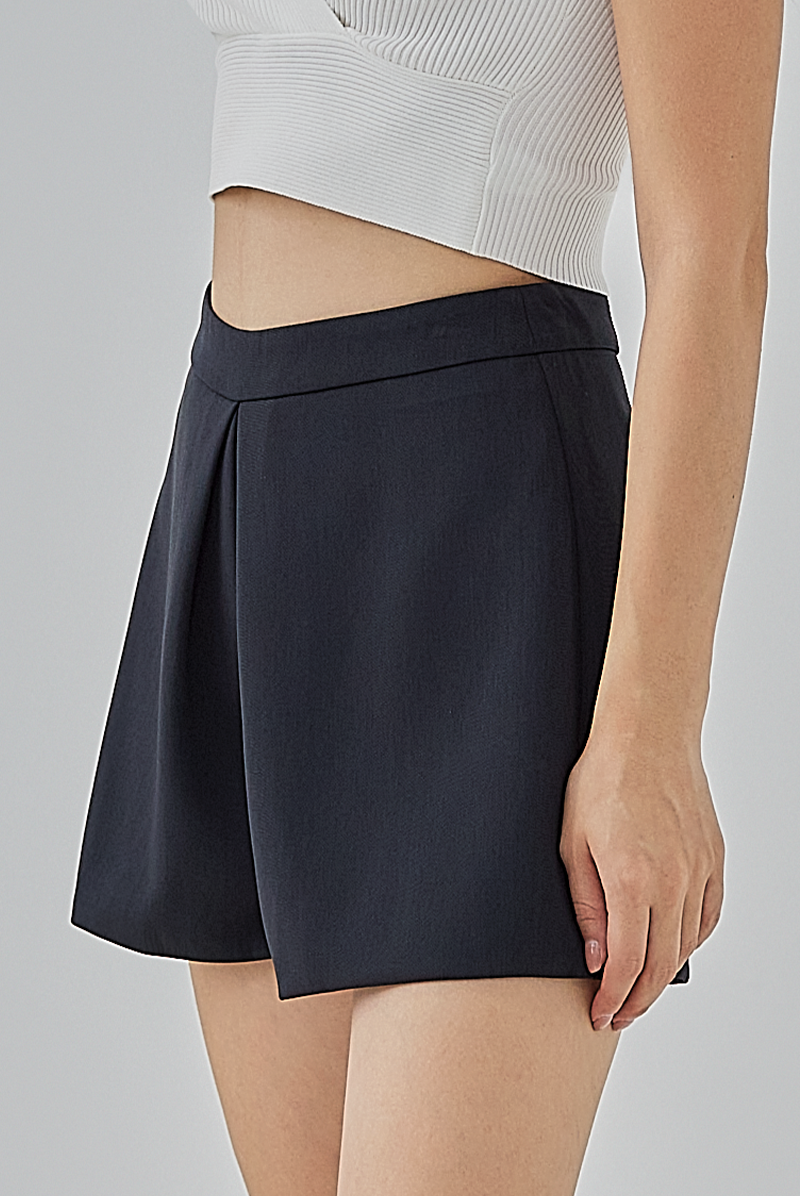 Maisie Kick Pleat Shorts in Dark Grey